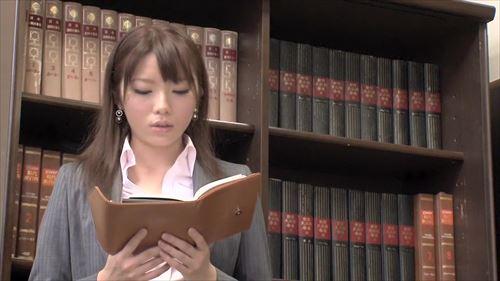 男は秘書のスカートを捲り、その下で隠れていたパンツに挿入した.