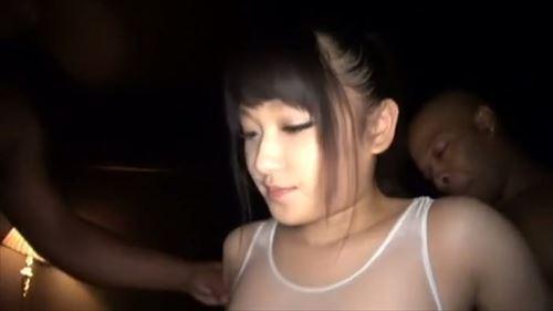 美少女が黒人男優との共演で処女喪失。
