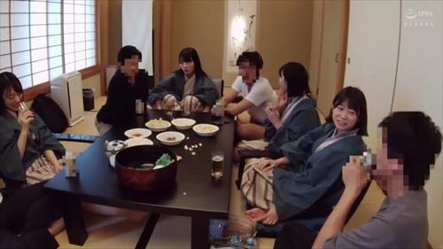 結婚済み女性の職員が勤務を補う男性によってリラックスした場所でセクハラされる。