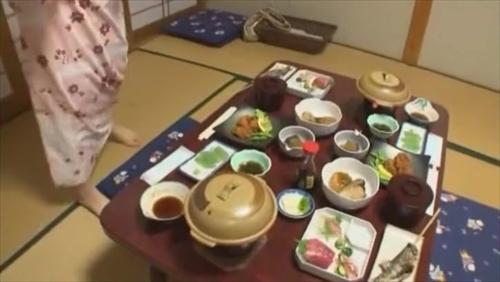 若い女性が膣奥を激しく突かれる。