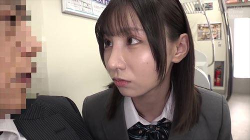 美少女がミニスカートからちらっとパンティを見せた
