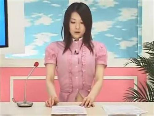美しい女性がセクハラを受け、身悶えしながら絶頂に達し、倒れる。