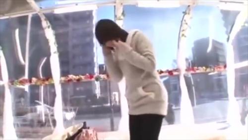 若手女優が未知の旅を満喫する姿を恥じらいなく公開