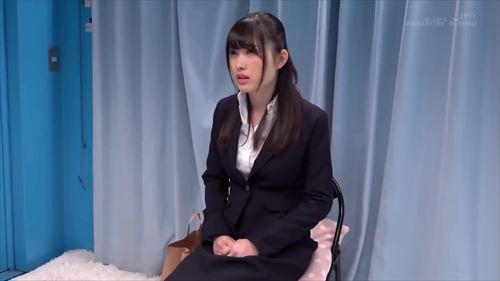 誘惑的なスーツ姿の女性は、犯され、身悶えし、痙攣した