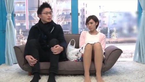 清楚で純粋な女の子が、初めて彼に口説かれると、すぐに興奮してイキそうになります。