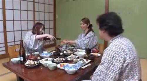 人妻に暴力振るう中年男性の性行為。