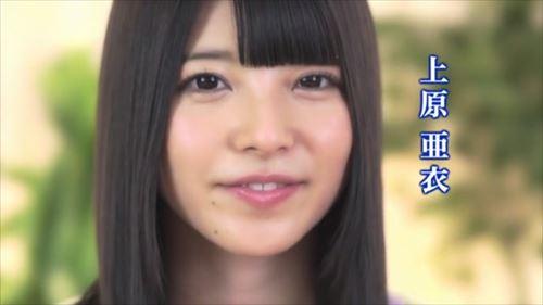 美人の女優がセクシーに絡み合う