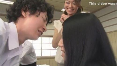 制服姿の少女、北條。彼女の身体を隅々まで観察させられ、性的な知識を教え込まれる。そして、その結果、彼女は成熟していく