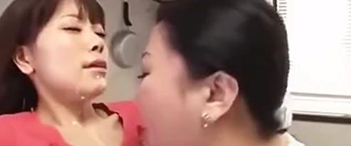 美しい若い女性が大人の女性に誘われ、セクシーな動画。