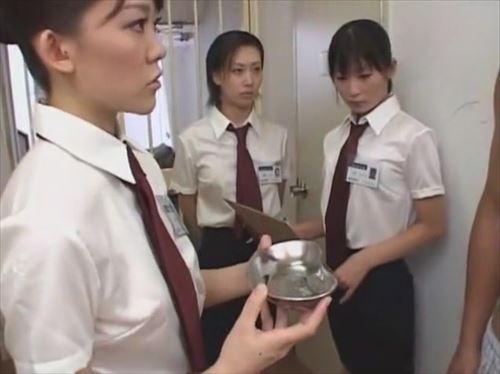 監獄の少女は、受刑者に服を脱がされ、性行為を強要されていた。