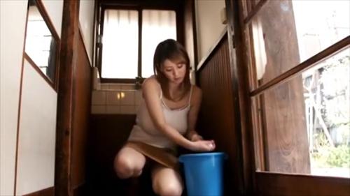 未亡人のかわいい嫁は、息子に心を動かされ、コロナに不妊手術を受ける。