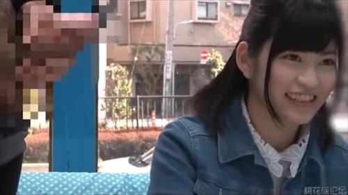 美女が不意に大きな男性器を見せびらかし、若い女性が混乱する。