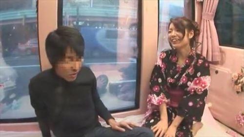 若い男を逆ナンした結果、浴衣を着た巨乳の姉が、魔術ミラー号に巻き込み、性的行為を強要