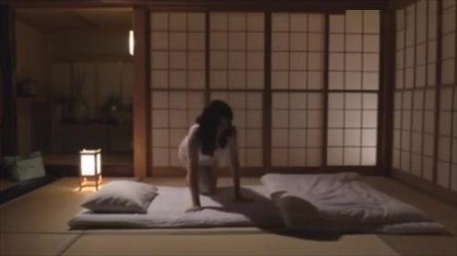 自宅で浮気が発覚する奥様の不在時に、若い女性と不貞交渉を行う。