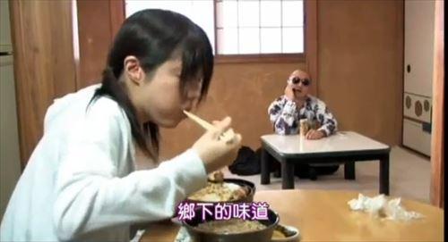スカートとパンティを捲り上げ、クチュクチュ手コキで濡れ濡れになる！