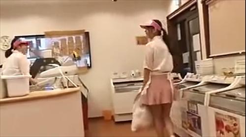 マスコット姿の店員、制服めくりプリ尻愛撫、クンニ、バック挿。