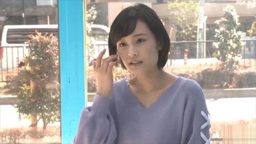 美しい女性が卑猥的な行為により興奮状態になる