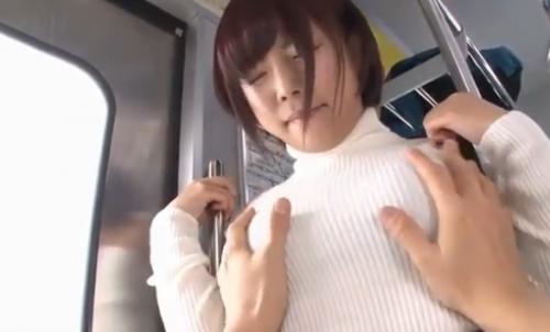 短い髪の美女が公衆の面前で体を弄られおしゃぶりする！
