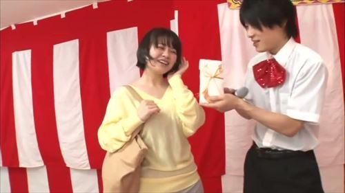 彼の指が彼女の肌を撫でるたび、彼女は快感に身を震わせた。