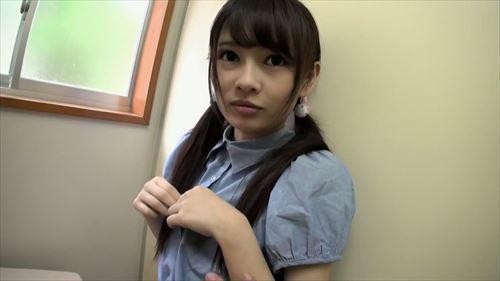 彼、女の子を誘惑して、トイレに鍵かけて、その中にいたずらした。