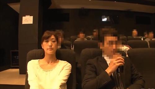 恋人が刺激的な振動器を挿入される。