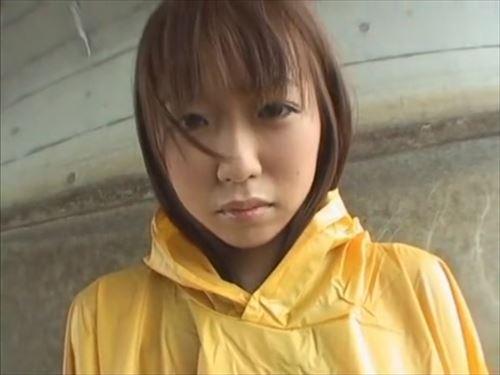 幼い少女を性的対象として辱め、スレンダーな体で感じやすいおっぱいをリモバイで責め、物置で抵抗できないように犯す