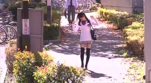 スレンダーな美少女が制服姿で誘惑する、乳首を弄りながら手コキとフェラチオで快楽に溺れる