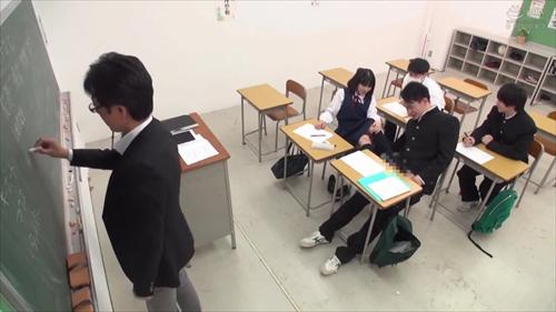 女子生徒が通う教室で手コキ奉仕で膣内に精液を射精する抜け道。