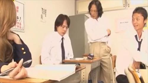 悪辣な男性のパートナーが社会的地位が低い大きな男性器で快感を得る、驚くね。