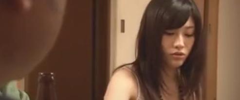 春原の取り巻きが入浴中に後をつけ、無防備な裸の少女が侵入する。