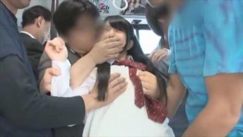 バスの中で女性が集団痴漢にあったところ、男性は思わず助け、性的に興奮した。