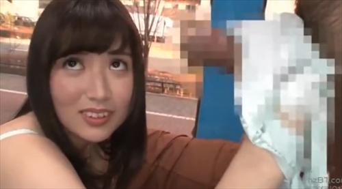 麗しい巨乳の美しい奥様は、湿気を帯びてしまう、豊満な身体を持つ。