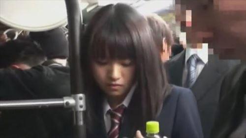 電車内で無音の電マで刺激され、敏感な身体が快感に包まれた。