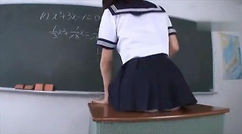 ミニスカ女児、ヒップ露に男誘う。