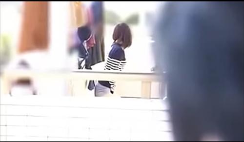 地域の奥さんがベランダでオナニー旦那のの欲望したアイドル級かわいらしいスレンダーデカパイ麗姿既婚女性が取引先の男に襲う。