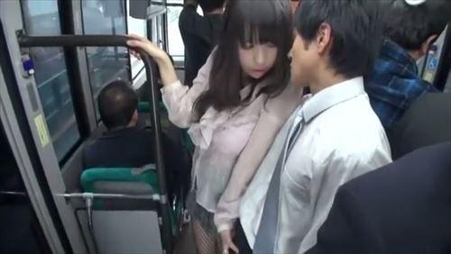 美人で欲情的な奥さんが、バスの中で男を誘惑。性的な行為に発展したら、もう止まらないよね。