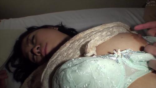 乳房むき出しの部分を接写し、酩酊して意識が朦朧とする。