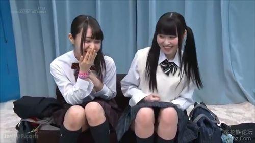 美しい少女の身体をゆっくりと脱がせ、乱交の末に肉体関係を結んだ.