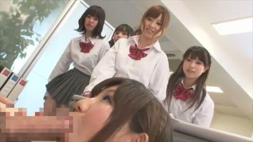 欲望に燃え立つ学園で、教師たちは生徒たちを魅了し、乱交の宴に引きずり込み、その行為は美しくも卑俗だった。