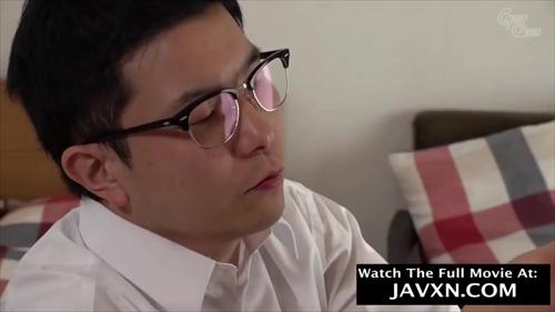 淫らな着物を着た大きなくびれた母親は、狂気の息子に逆らえず、彼の男性器の奴隷として死ぬ。