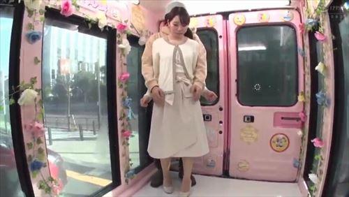 熟した女性が初めての性行為で恥じらい、熱く、敏感な身体は欲情に駆られ、抑えきれない。