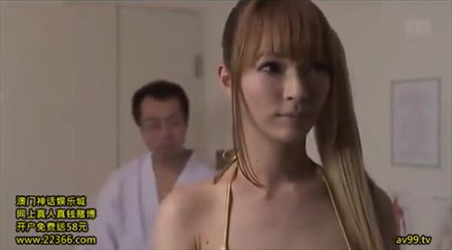 魅力的なバストを持つ女性が体験取材中にセクハラを受けました。