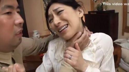 熟した女が乱暴され、男に犯される。