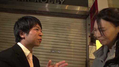 感じることなど、新参おばさんが若い男性の申し出に乗り、大きな男根で貫く。
