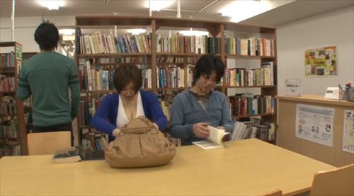 ギャルのいやらしいはみ乳に誘惑される。