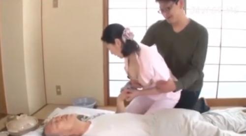 ヘルパーのわいせつえろ動画成熟した女性、爺さん。