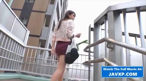 フル勃起した男性器に体を密着され、思わず痴態をさらしてしまう人妻！