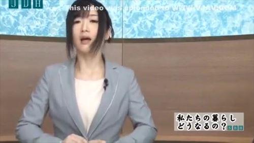 清楚な美貌の女性アナウンサーが、生放送中にえっち的興奮から解放され、潮を噴出しました。