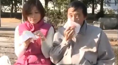 負債を抱えた既婚女性がヤクザの取り立て屋に脅されカラダを売られる...。夫の隣で知らない中年期男に犯され寝取られる！