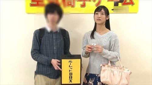 性的に刺激的な行為で、相手を興奮させ、徐々に腰を低くして限界点に達する